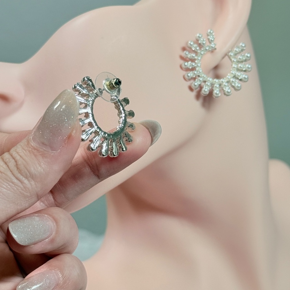 ⚜️ Silver Mini Pearl Earrings - Picture 6 of 7